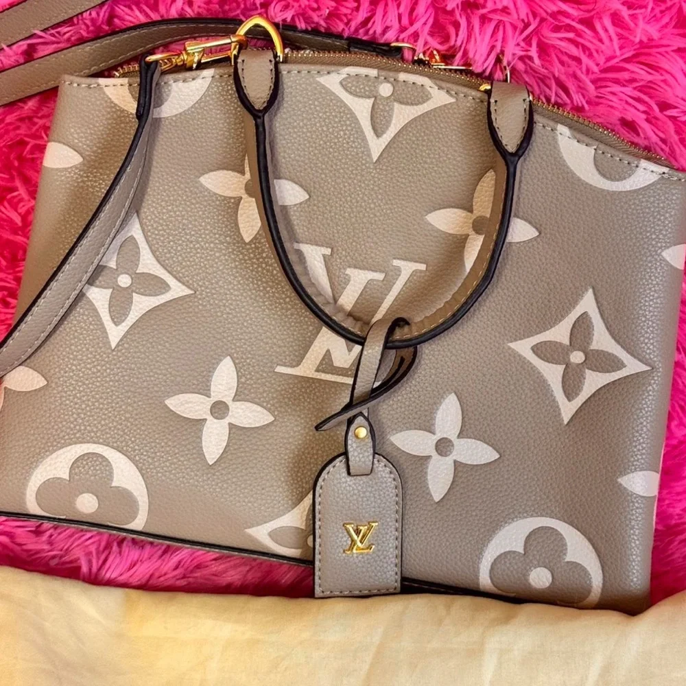 Louis Vuitton Gray Monogram Shoulder Bag - Picture 4 of 11